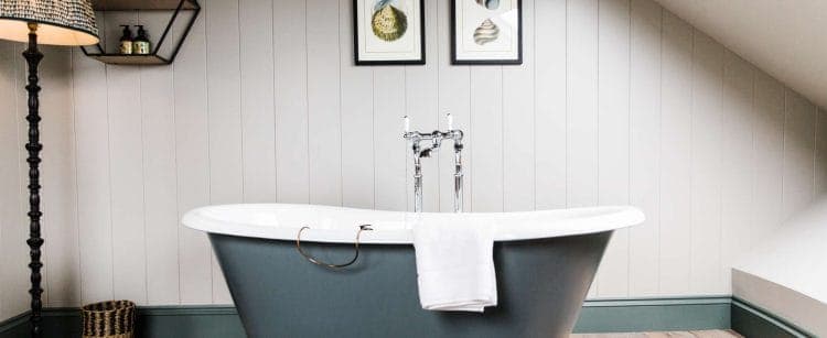 Gara Rock roll-top bath