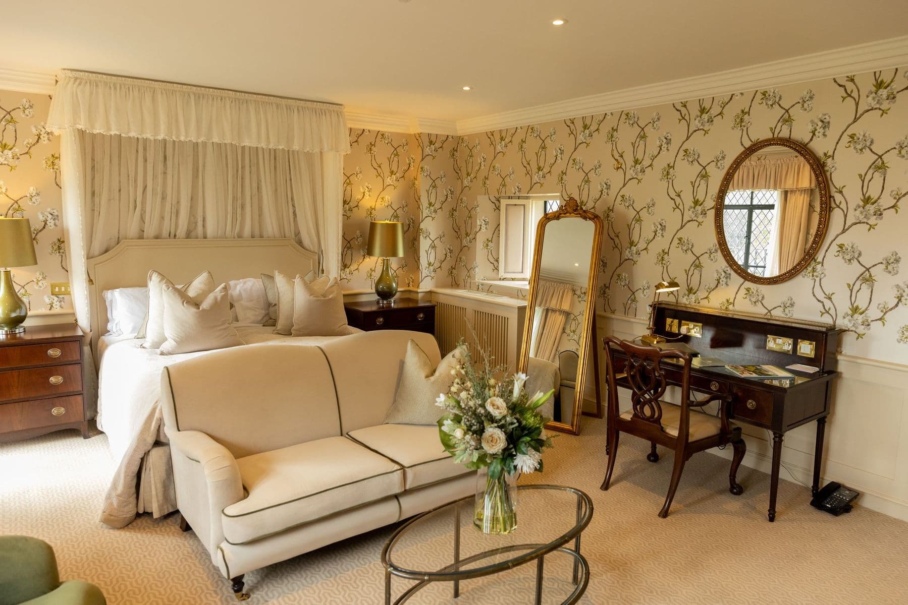 Ellenborough Park four poster bedroom