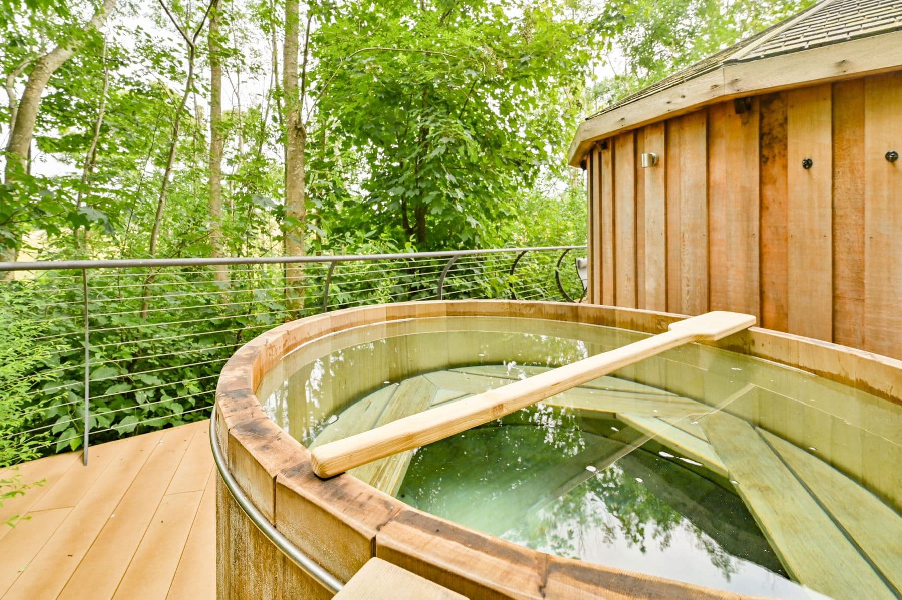 Dittisham Hideaway Treehouse hot tub