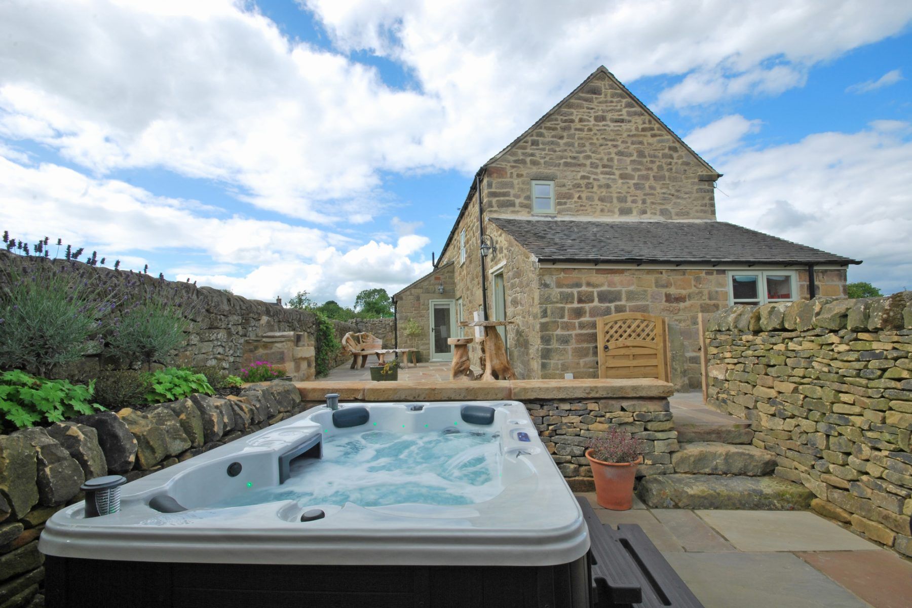 Cottage with a hot tub Peak District