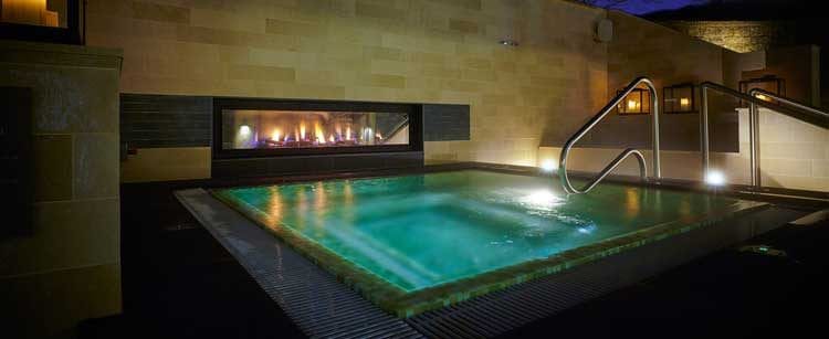 Dormy-house hydrotherapy pool