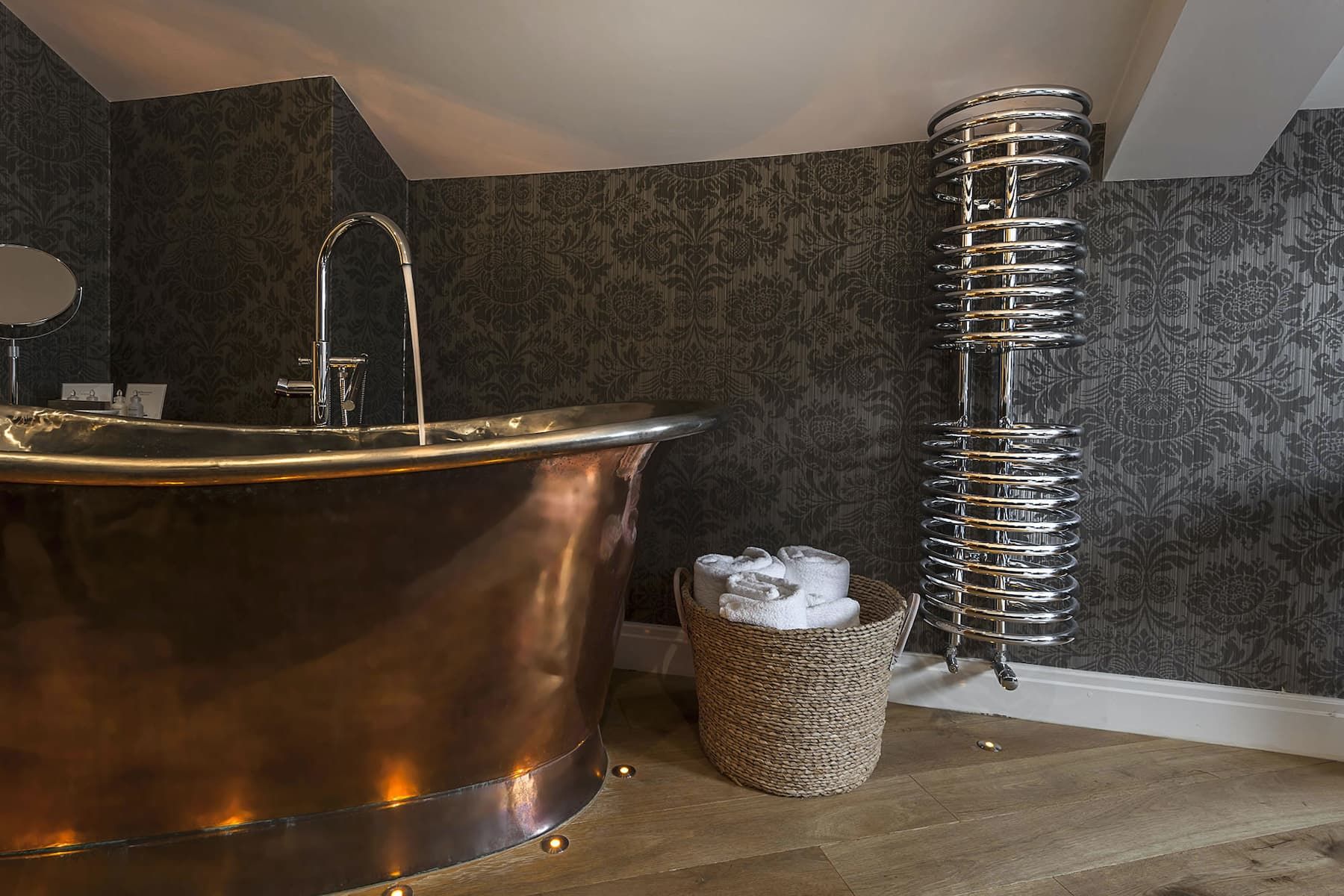 Luxury Hotels With Roll Top Baths, Hotels With Giant Bathtubs Uk