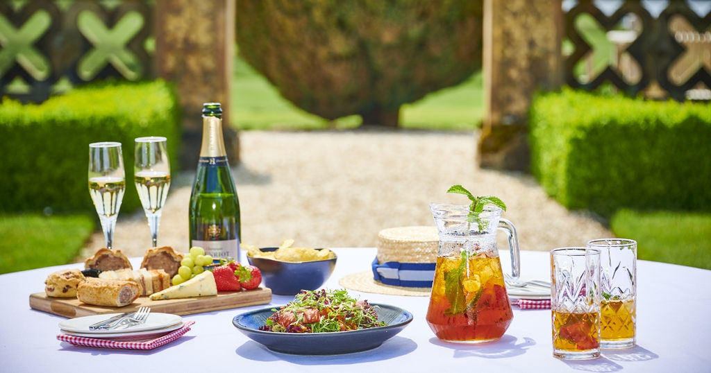 Alfresco dining at Matfen Hall